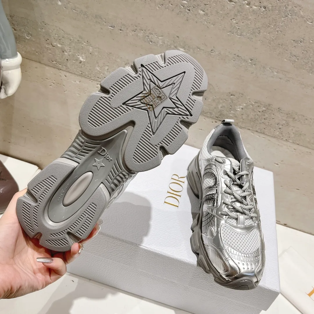 👟👟Ex-factory price 560👟👟 (top version) The latest hot model, the star model 2024 main hot product, the newly released Dior Dior Chrono new casual sports shoes, running shoes and dad shoes are really cool, full of futuristic feeling! Really cool! Once again interpreting Dior's concept of cool fashion, the lucky star will bless you with good luck. The new EVA sole is super light and super soft! A perfect replica of the original! Fully matched material and mold! ! 35-40